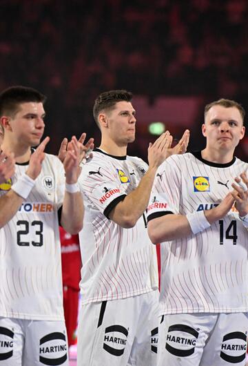 Die deutschen Handball-Nationalspieler bedanken sich nach ihrem Sieg über die Schweiz beim Publikum