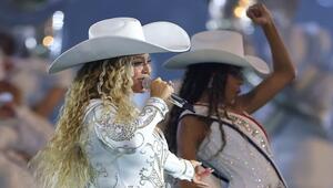 Beyoncé und Tochter Blue Ivy während ihres Auftritts am NFL Christmas Gameday.