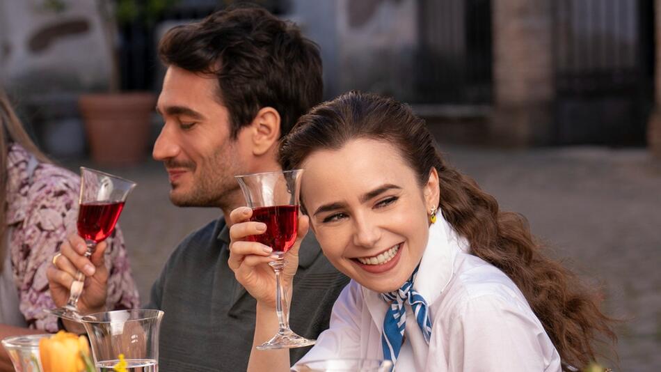 Lily Collins wird auch in Staffel fünf neben Eugenio Franceschini (li.) in "Emily in Paris" zu ...