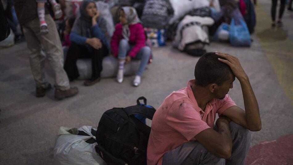 Flüchtlinge und Migranten kommen im Hafen von Piräus an