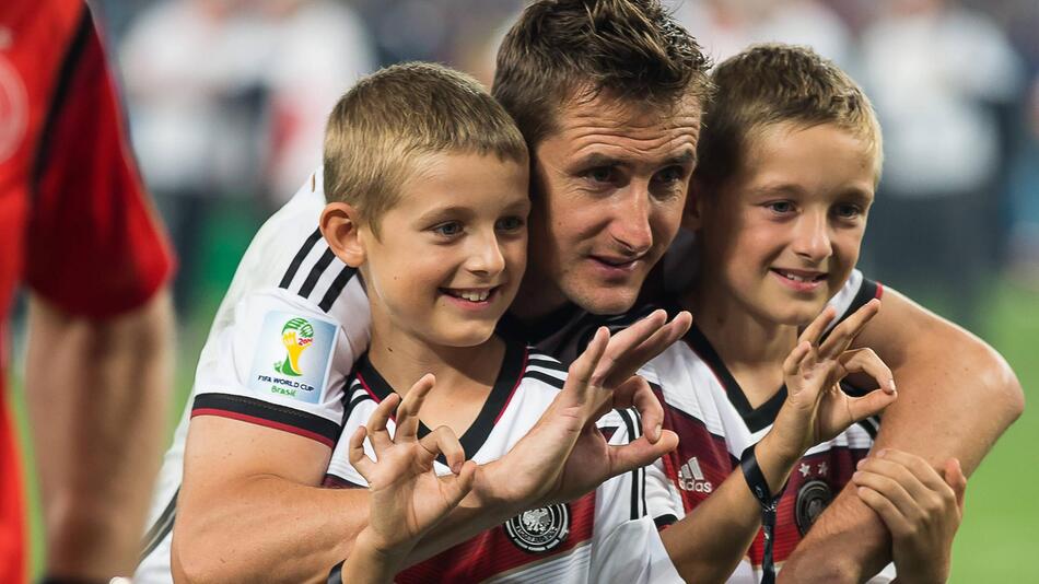 Miroslav Klose und seine Zwillingssöhne Noah und Luan