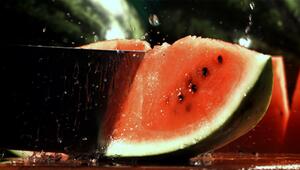 NICHT NEHMEN! Wie Eis am Stiel: Die perfekte Schneide-Technik für Wassermelone