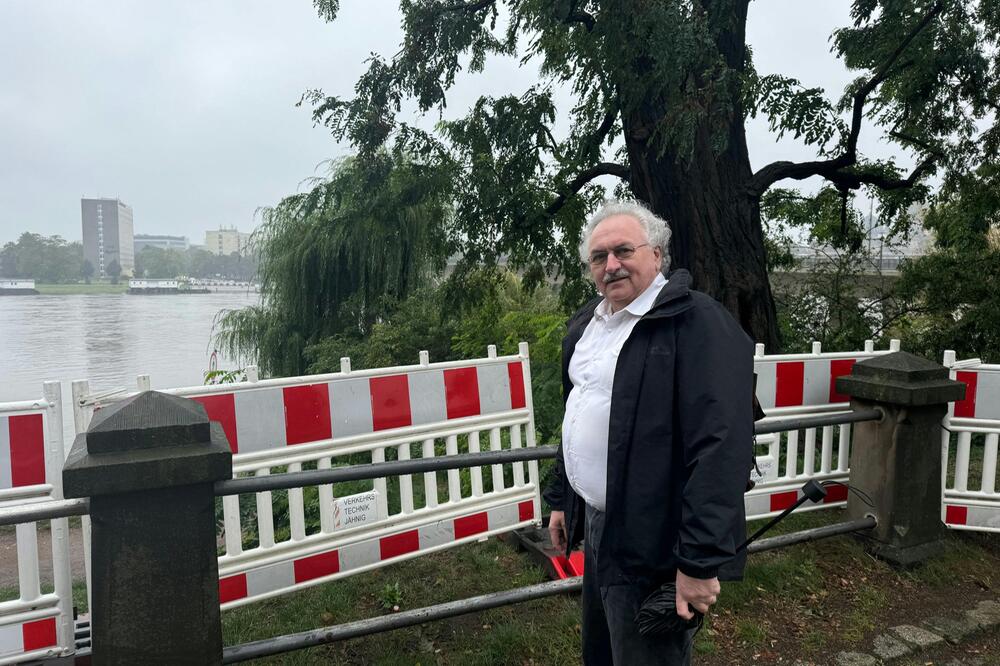 Der Dresdner Jürgen Smettan, 67, am Elbufer, nicht weit von der Carolabrücke, die vor einer ...