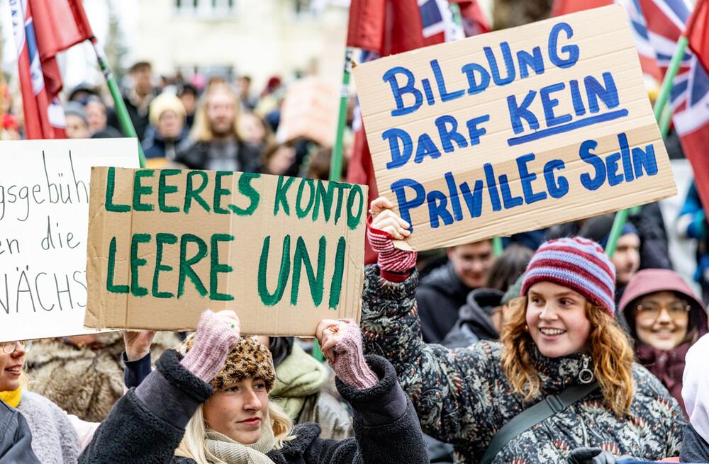 Studierende demonstrieren gegen Verwaltungsgebühren