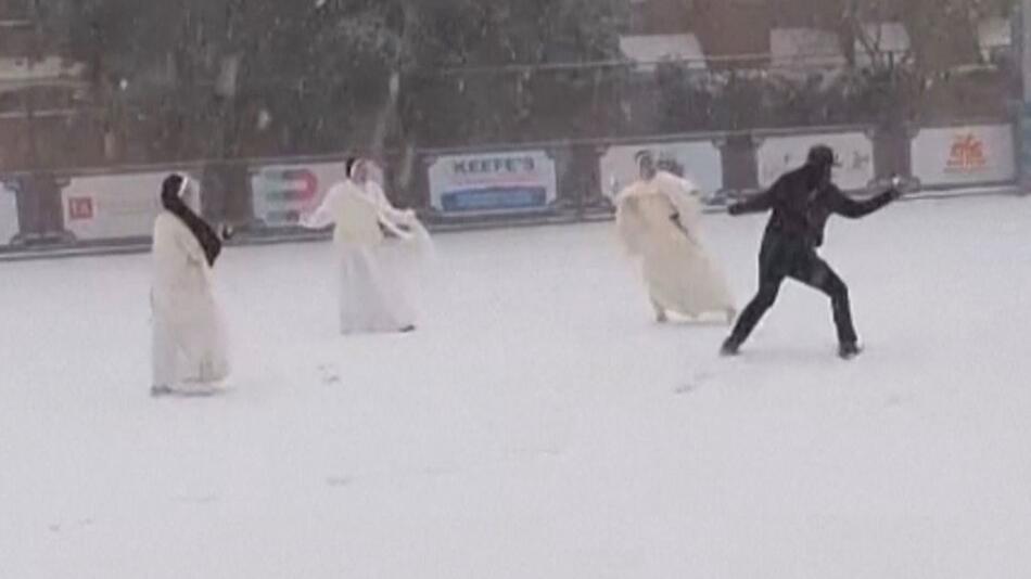 Nonnen liefern sich Schneeballschlacht mit Priester