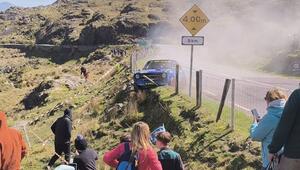 Rallyefahrer verliert Kontrolle – Zuschauer fliehen in letzter Sekunde