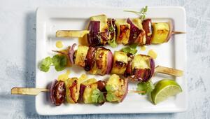 Grillspieß mit Ananas und Huhn