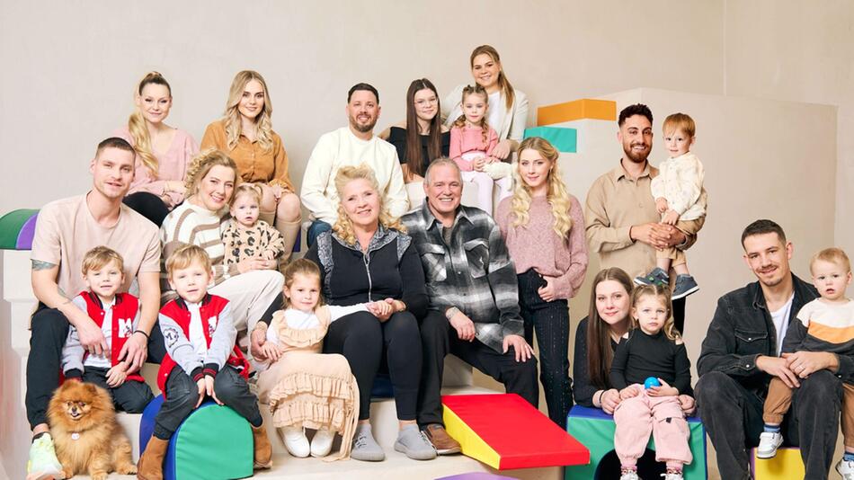 Silvia Wollny (Mitte, sitzend) mit einem Teil ihrer Großfamilie.
