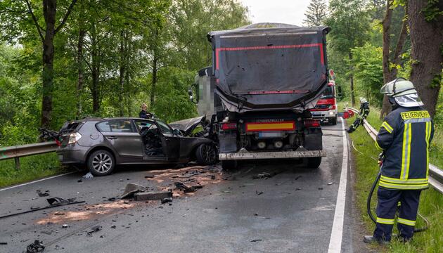 Autofahrer stirbt nach Kollision mit Lkw