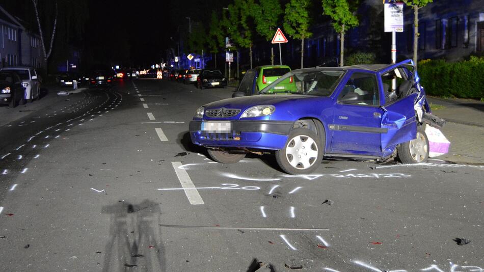 Unfall bei mutmaßlichem Autorennen