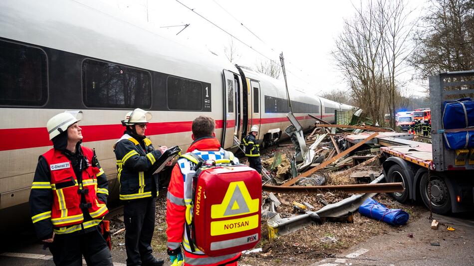 ICE stößt in Hamburg mit Lkw zusammen