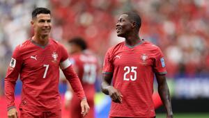 Nuno Mendes (r.) und Cristiano Ronaldo