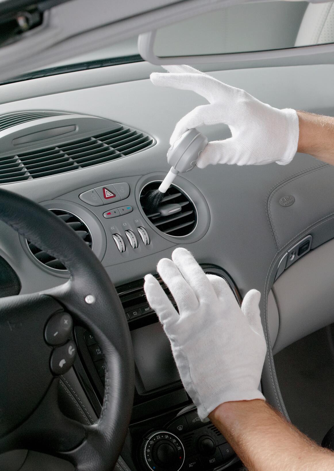 Autopflege für den Innenraum - Die besten Tipps und Pflegemittel