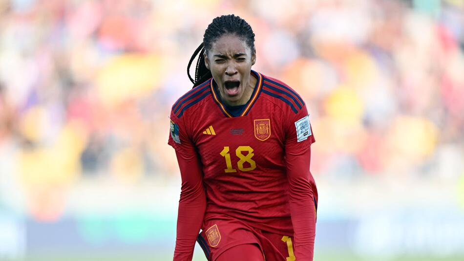 Salma Paralluelo bejubelt ihren Siegtreffer für Spanien gegen die Niederlande.