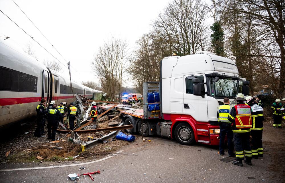 ICE stößt in Hamburg mit Lkw zusammen