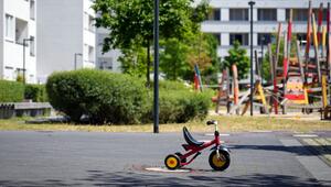 Ein Dreirad für kleine Kinder steht auf einem Innenhof