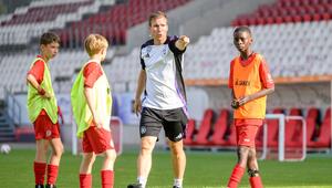DFB-Trainer Hannes Wolf und RWE-U12 absolvieren sie eine Trainingseinheit