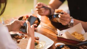 Handy beim gemeinsamen Essen 