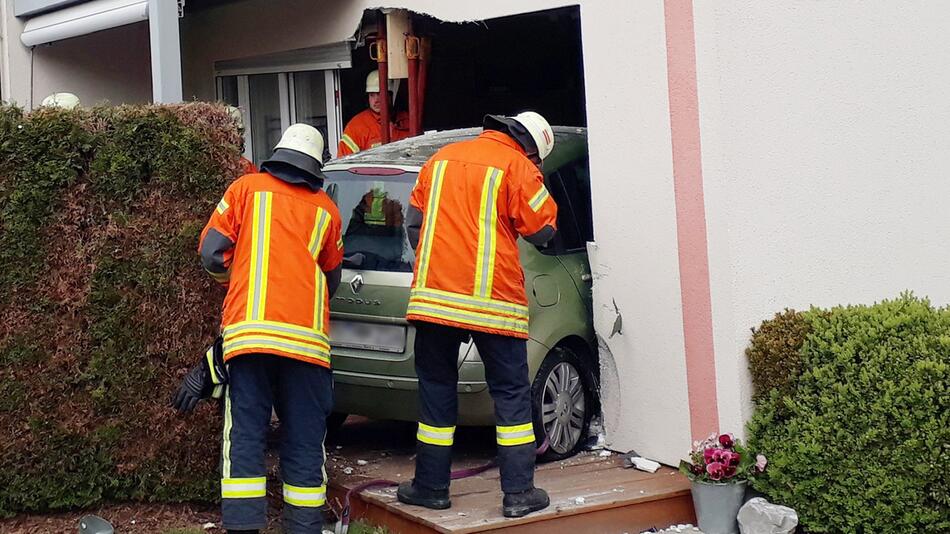 Auto fährt in Wohnhaus