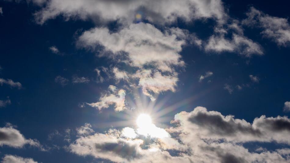 Mix aus Sonne und Wolken