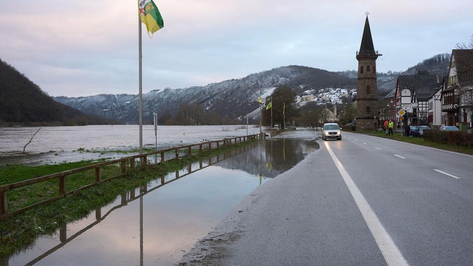 Sinkendes Hochwasser an der Mosel