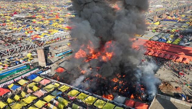 Feuer beim Maha Kumbh Festival