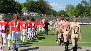 Die "Fußball-Nacktionalmannschaft" feiert ihren 10. Geburtstag.