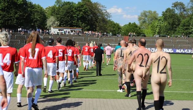 Die "Fußball-Nacktionalmannschaft" feiert ihren 10. Geburtstag.