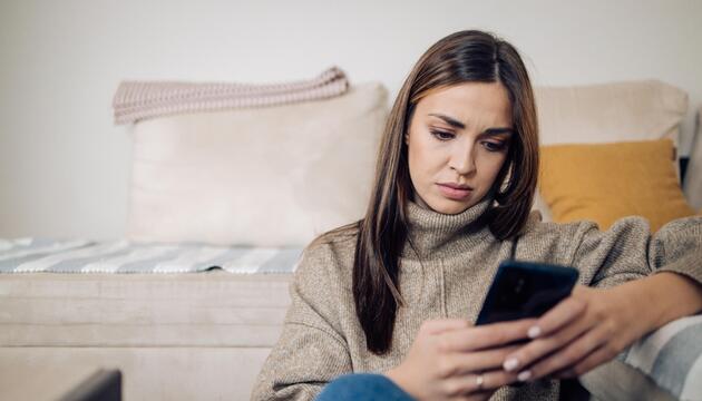 Frau mit Smartphone