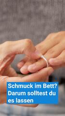 Schmuck im Bett? Darum solltest du es lassen