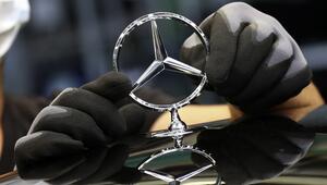 Mitarbeiter bei der Montage eines Mercedes-Sterns