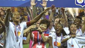 Michele Kang jubelt mit den Olympique-Lyon-Spielerinnen, die 2023 den französischen Pokal gewannen.
