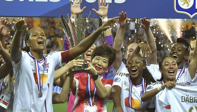 Michele Kang jubelt mit den Olympique-Lyon-Spielerinnen, die 2023 den französischen Pokal gewannen.