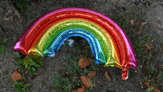 Ein Regenbogen Luftballon auf dem Boden