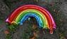 Ein Regenbogen Luftballon auf dem Boden