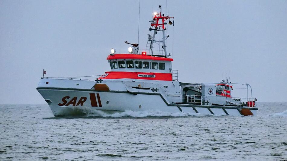 Seenotretter retten Bernsteinsucher vor Nordsee-Flut