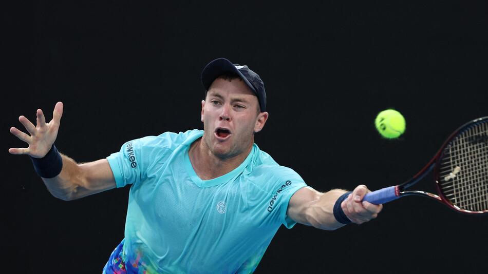 Bei den Australian Open in Melbourne streckt sich Dominik Koepfer im Duell mit Alexander Zverev