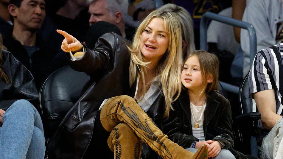 Schau mal: Kate Hudson mit ihrer Tochter Rani bei einem Spiel der Los Angeles Lakers.