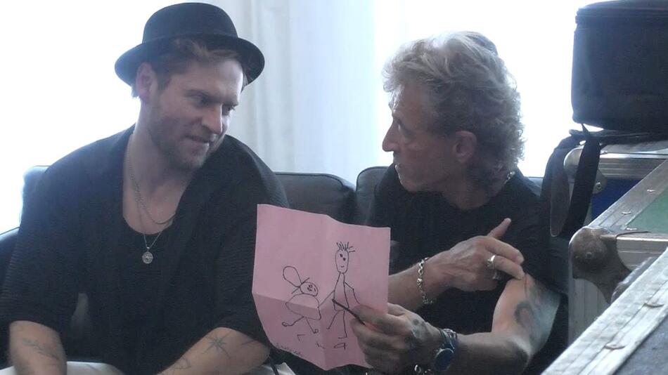 Lässt sich Johannes Oerding dieses Kinderbild als Freundschaftsbeweis für Peter Maffay tätowieren?