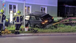 Auto prallt gegen Gasthaus-Wand