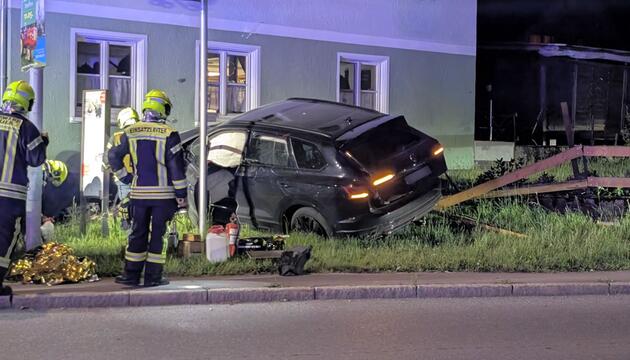 Auto prallt gegen Gasthaus-Wand