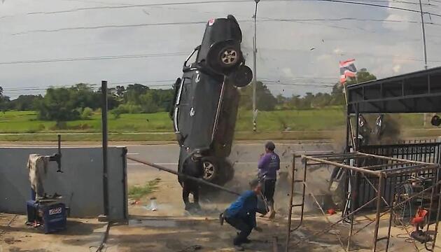 Pick-up überschlägt sich – Bauarbeiter in Thailand entkommen nur knapp