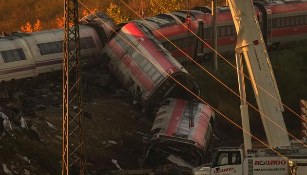 Nach dem Zusammenstoß zweier Züge in Spanien