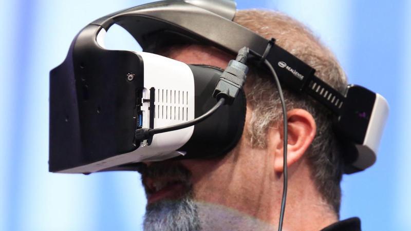 Mann testet Virtual-Reality-Brille