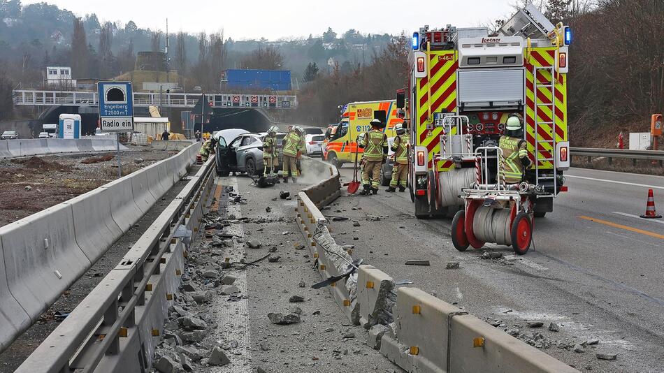 Auto prallt gegen Leitplanke auf A81