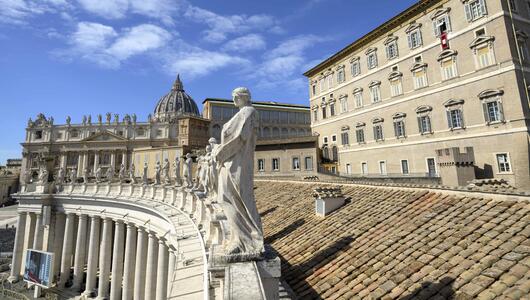 Blick auf die Fassade des Apostolischen Palasts in Rom