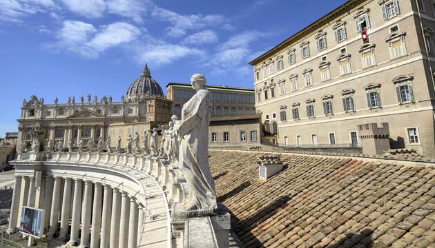 Blick auf die Fassade des Apostolischen Palasts in Rom