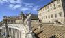 Blick auf die Fassade des Apostolischen Palasts in Rom
