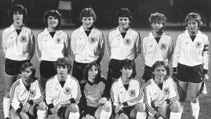 ie deutsche Frauenfußballnationalmannschaft nimmt am 10.11.1982