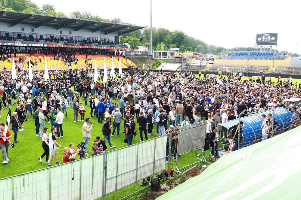 Fans der SV Elversberg feiern im Stadion den Aufstieg in die 2. Bundesliga